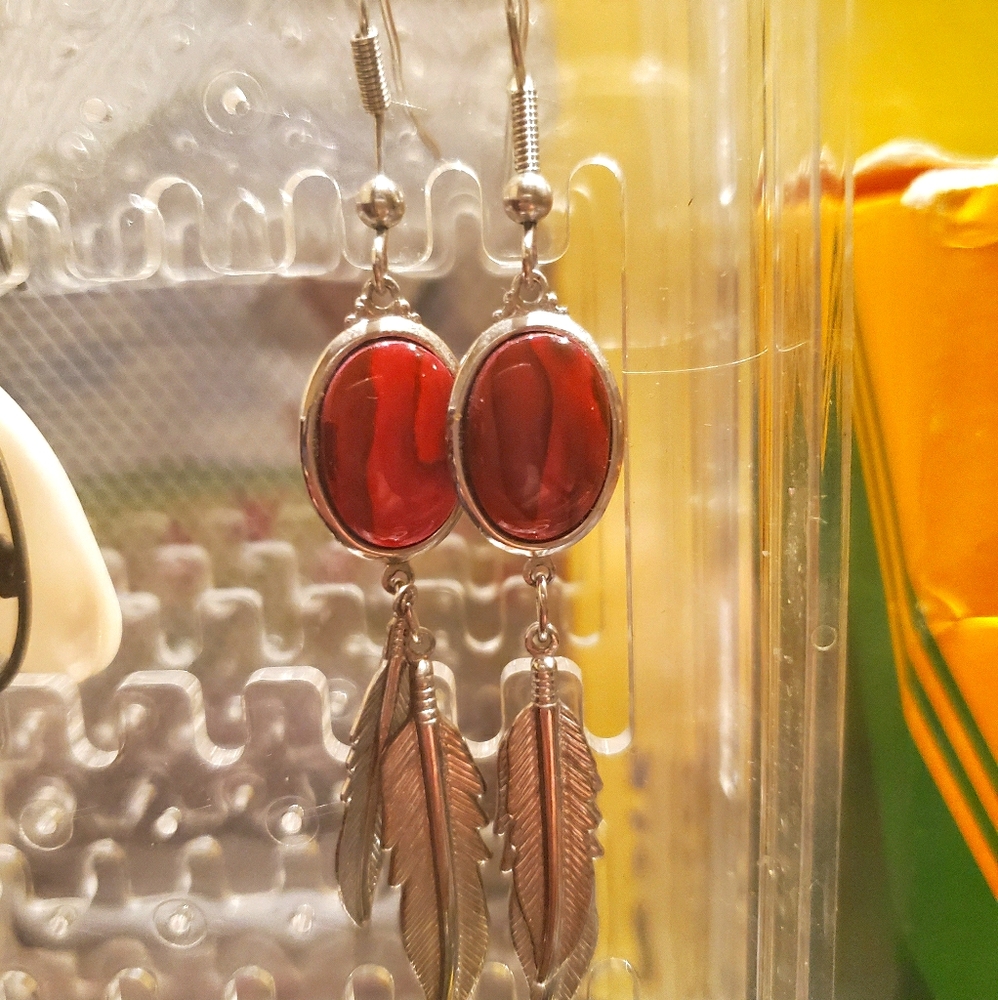 Metal feather dangle earrings